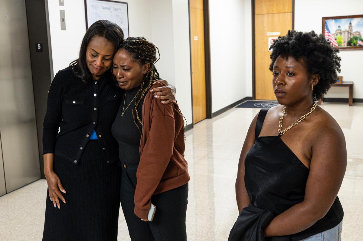 Tarrant County Commissioner Alisa Simmons comforts Anthony Ray Johnson Jr.’s sisters Chanell and Janell Johnson after hearing their comments regarding Anthony’s death while incarcerated at the Tarrant County Commissioners Court meeting on Tuesday, May 7, 2024.