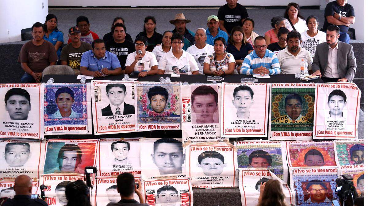 Desde la desaparición de los 43 estudiantes de Ayotzinapa, los padres han encabezado marcha y acudido a diversos organismos en demanda de justicia.