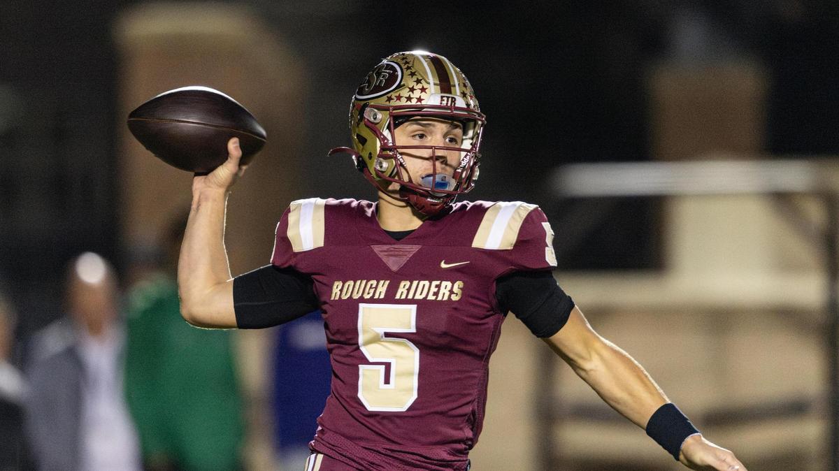 Saginaw quarterback Roman Morales (5) is a nominee for the Fort Worth-area Bi-District MVP.