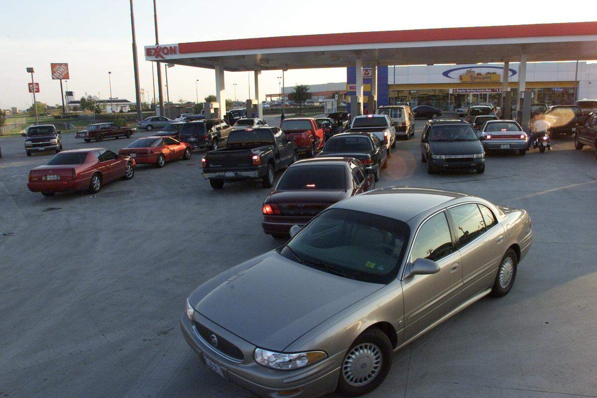 Drivers wait as long a 45 minutes to get gas at the Exxon at the 7000 block of South Freeway in Fort Worth after hearing reports about price increases.