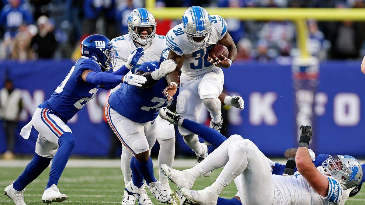 Detroit Lions running back Jamaal Williams (30) rushes against the New York Giants on Sunday.