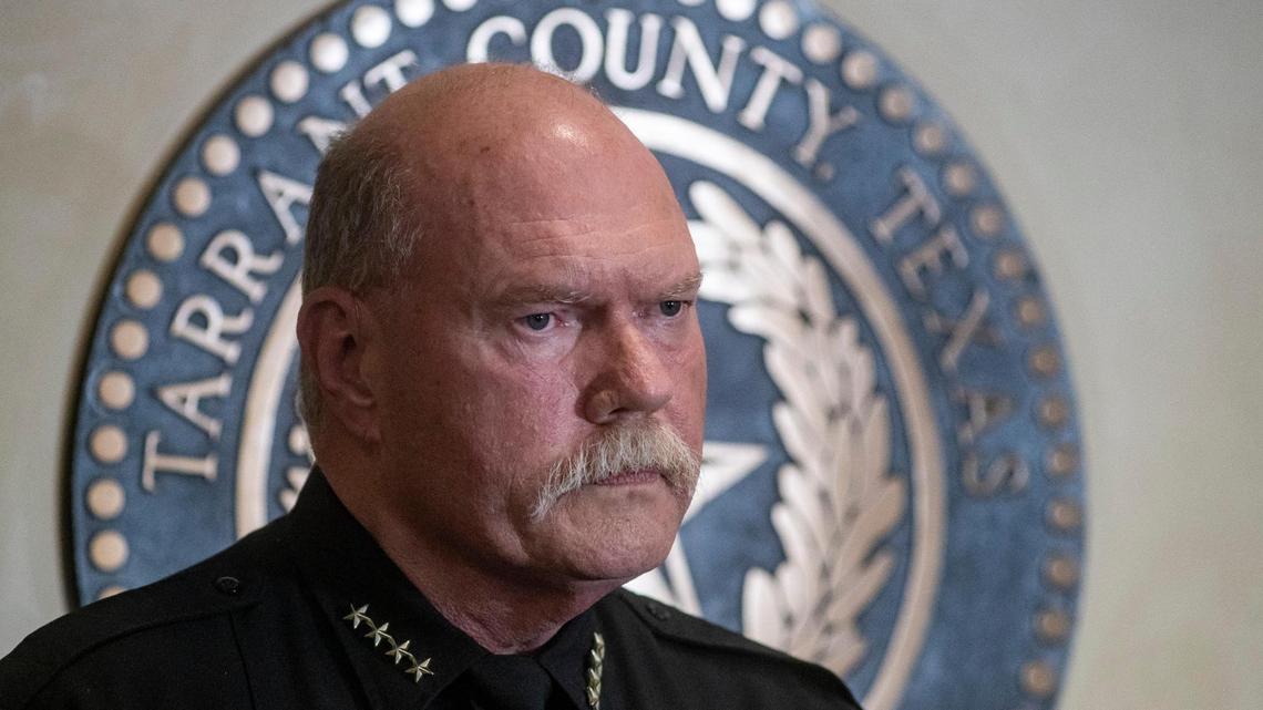 El alguacil Bill Waybourn celebró una conferencia de prensa el martes para hablar de los logros de la Oficina del Alguacil y de las muertes en la cárcel. Fotografiado aquí en una conferencia de prensa de febrero en la unidad de integridad electoral del condado.