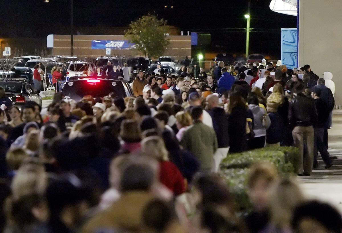 Nov. 27, 2009: Thousands of Black Friday shoppers line up at a Toys ‘R’ Us near Northeast Mall in Hurst just after the store’s midnight opening