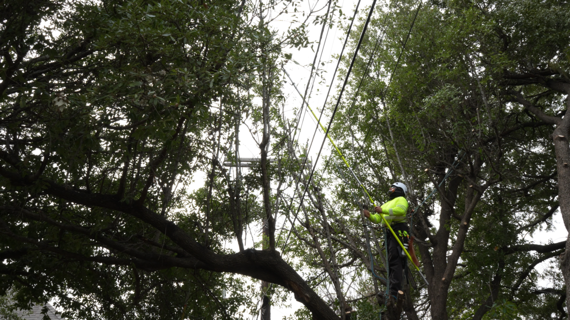 Thousands without power in Texas but fewer in Tarrant County on Monday night