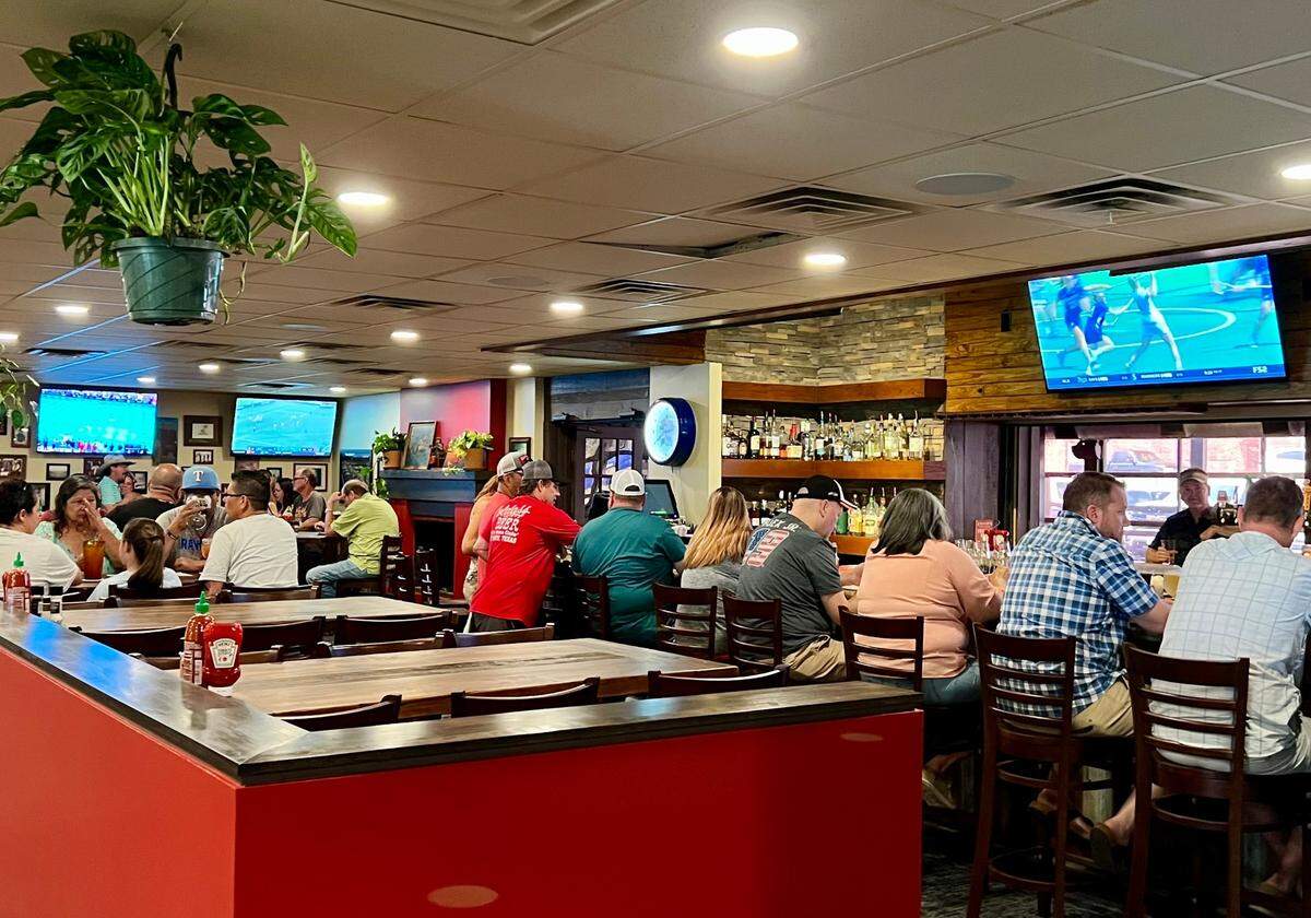 The busy bar and main dining room at the new Fred’s Texas Cafe on Camp Bowie Boulevard West.