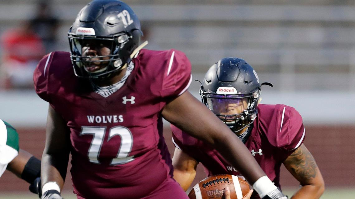 Timberview quarterback Jaden Hullaby (9) runs behind the defense of offensive lineman Dayton Robinson (72) during the first half of a high school football game at Vernon Newsom Stadium in Mansfield, Texas, Friday, Sept. 13, 2019. Timberview led 37-17 at the half. (Special to the Star-Telegram Bob Booth)