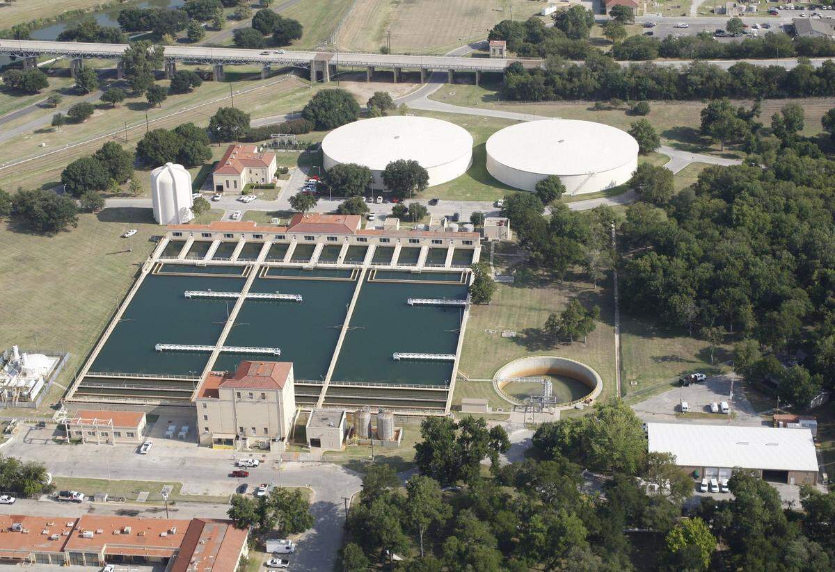 Aerial photograph shows the Holly Water Treatment Plant west of downtown Fort Worth on Aug. 18, 2009.