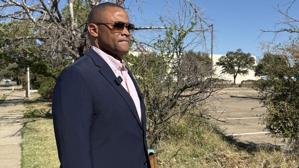 U.S. Rep. Veasey addressed reporters outside the Dallas ICE field office at 8101 N. Stemmons Freeway.