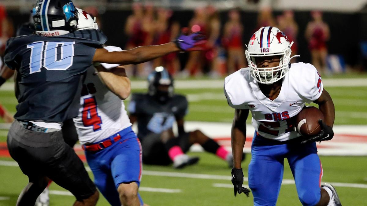 Grapevine running back Rondale Carridine (21) puts the second touchdown on the board in the first half of a District 4-5A Division 2 football game at Scarborough-Handley Field in Fort Worth, Texas, Thursday, Oct. 20, 2022. Grapevine led O.D.Wyatt 35-7 at the half. (Special to the Star-Telegram Bob Booth)