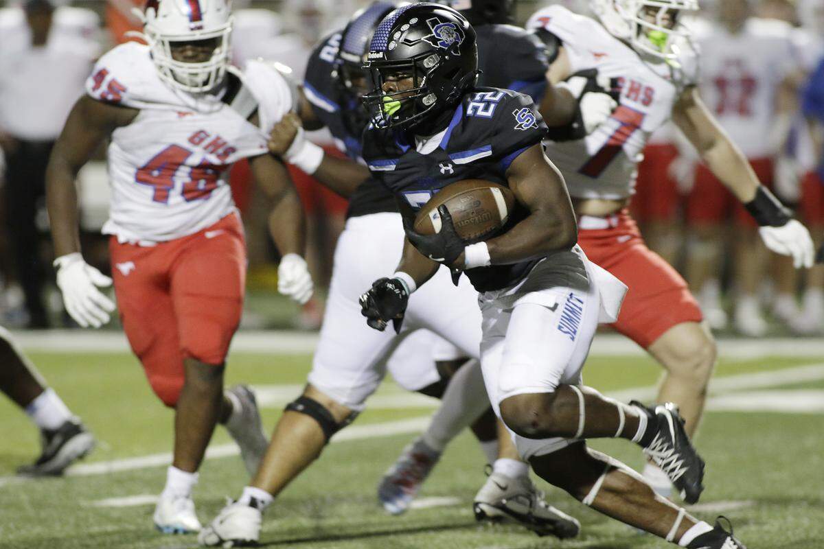 Summit’s Omogbolahan Daudu carries the ball for a touchdown against Grapevine during their game at Newsom Stadium on Thursday, Sept. 25, 2025 