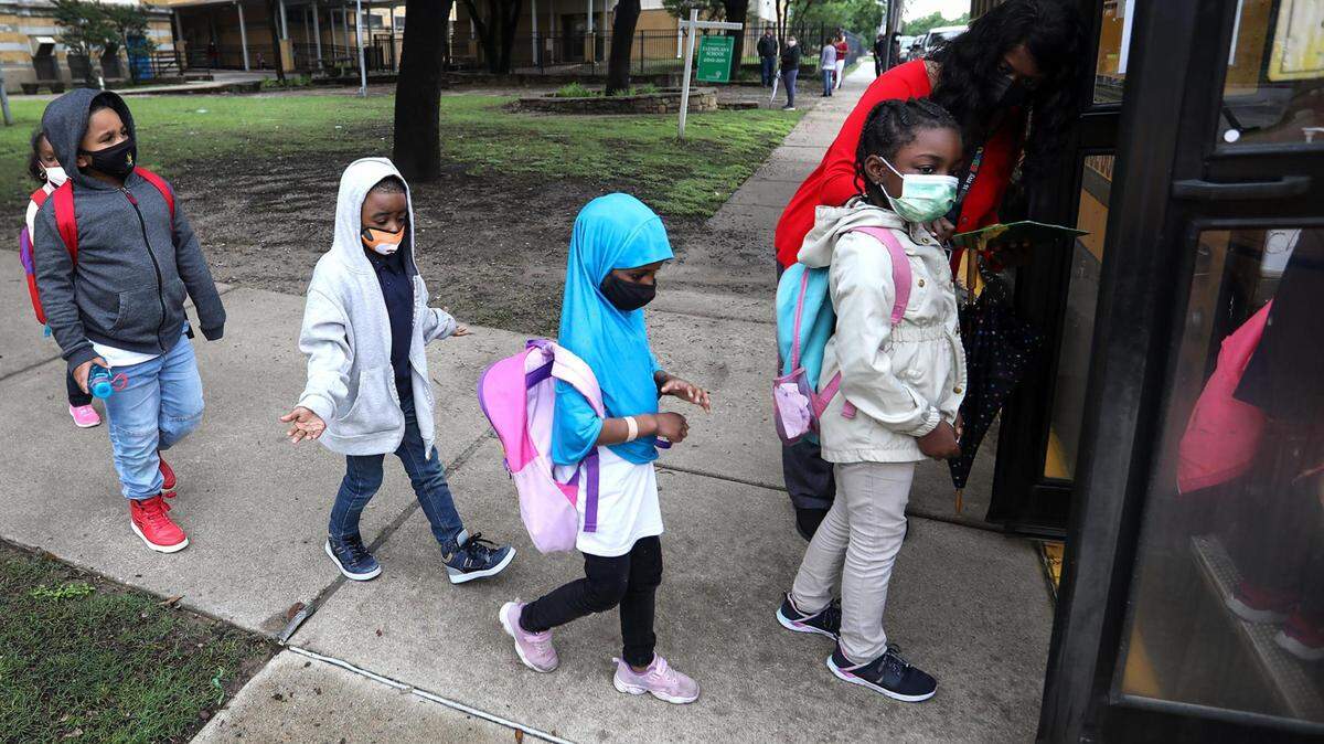 Fort Worth schools will require masks for students, employees and visitors. In this file photo, De Zavala Elementary students lined up for the bus in May.