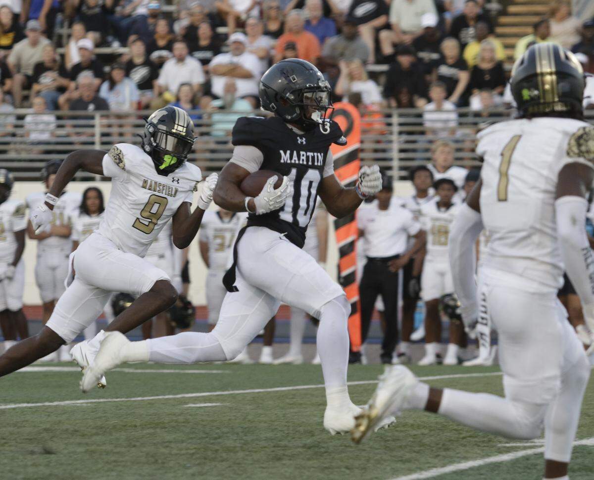 Martin’s Javian Jones-Priest (10) breaks free for a touchdown against Mansfield during their on Thursday, September 11, 2025 at Maverick Stadium in Arlington Texas.