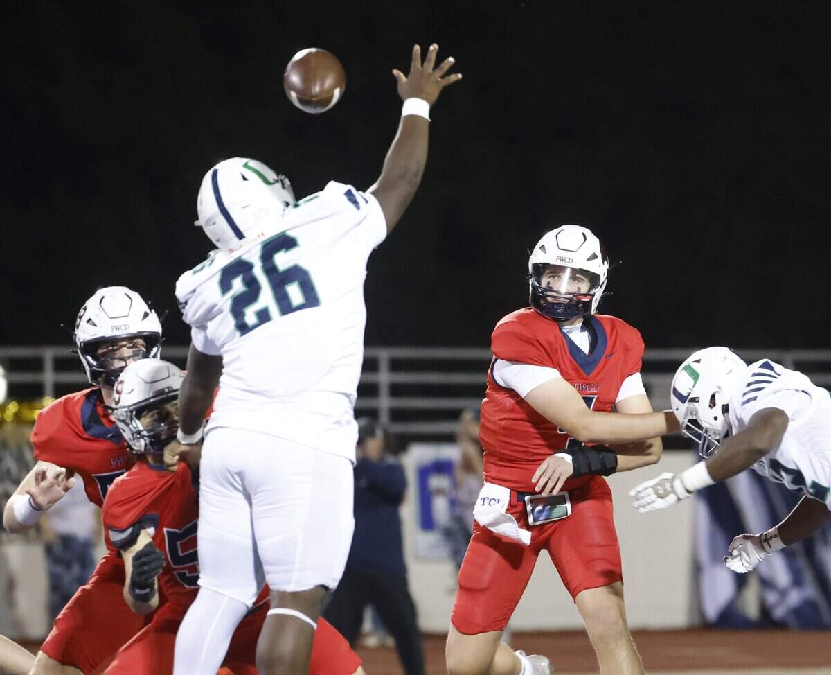 Oakridge lineman Cayden Thomas (26) almost blocked the pass by Country Day quarterback Cooper Paul (4) during the first half of the SPC 2025 3A Football Championship football game between The Oakridge School and Fort Worth Country Day at Mavericks Stadium in Arlington, Texas, Saturday Nov. 08, 2025.