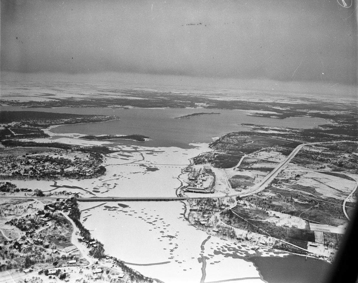 Jan. 22, 1940: “Air view at Lake Worth showing Casino Beach and Ballroom in snow and ice, center right above bridge.”