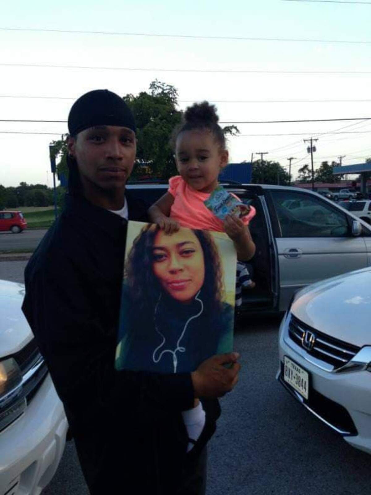 Sarah McKinney died in 2013 in Fort Worth and left behind a 2-year-old daughter. Her brother, Matthew Taylor, holds McKinney’s daughter and a picture of McKinney in this photo on the day of McKinney’s funeral in 2013.