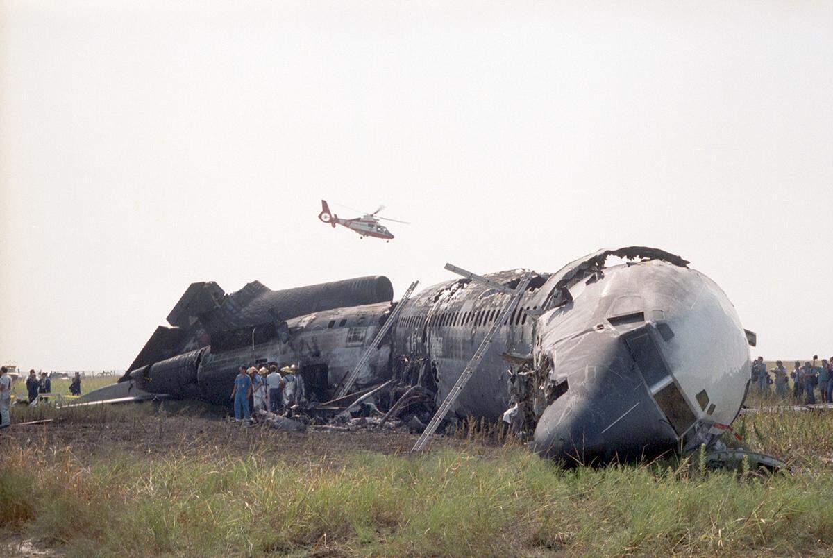 Aug. 31, 1988: The right wing of the Boeing 727 was completely destroyed in the Delta 1141 crash at Dallas-Fort Worth International Airport. The three crew members in the cockpit survived.