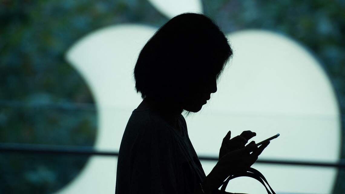Could your teen’s phone habits be affecting their sleep and stress? Understanding the risks