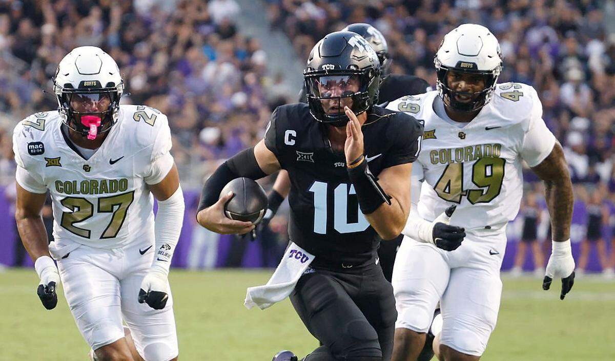 FORT WORTH, TEXAS - OCTOBER 04: Josh Hoover #10 of the TCU Horned Frogs carries the ball as Keaten Wade #27 of the Colorado Buffaloes and teammate Quency Wiggins #49 pursue the play during the first half at Amon G. Carter Stadium on October 4, 2025 in Fort Worth, Texas. (Photo by Ron Jenkins/Getty Images)