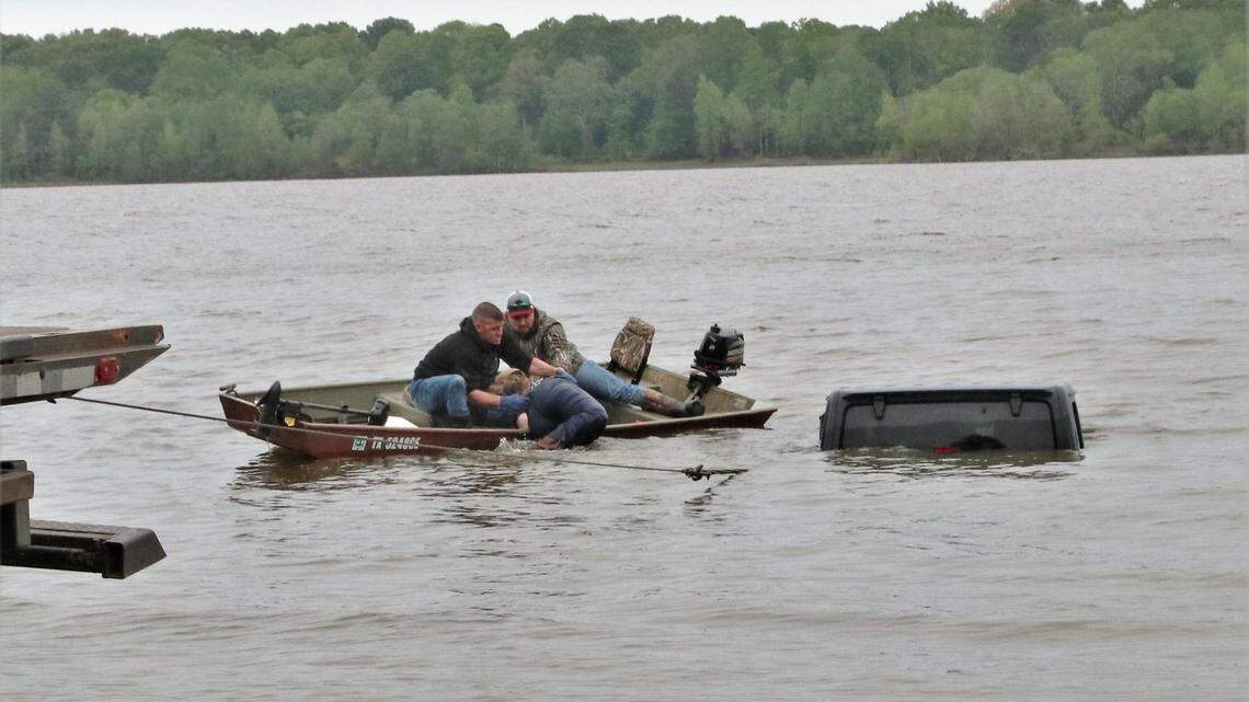Descubren Jeep en un lago con mujer viva en su interior en Texas