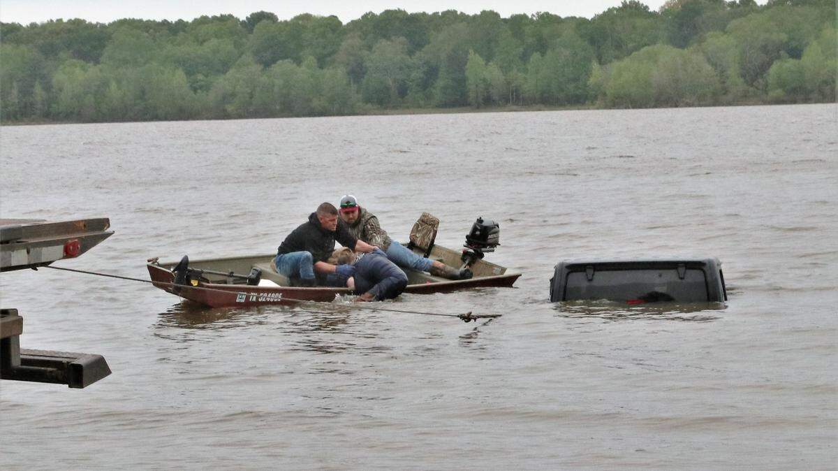 Una mujer desaparecida fue encontrada en el interior de un Jeep sumergido en un lago de Texas, según informaron las autoridades.