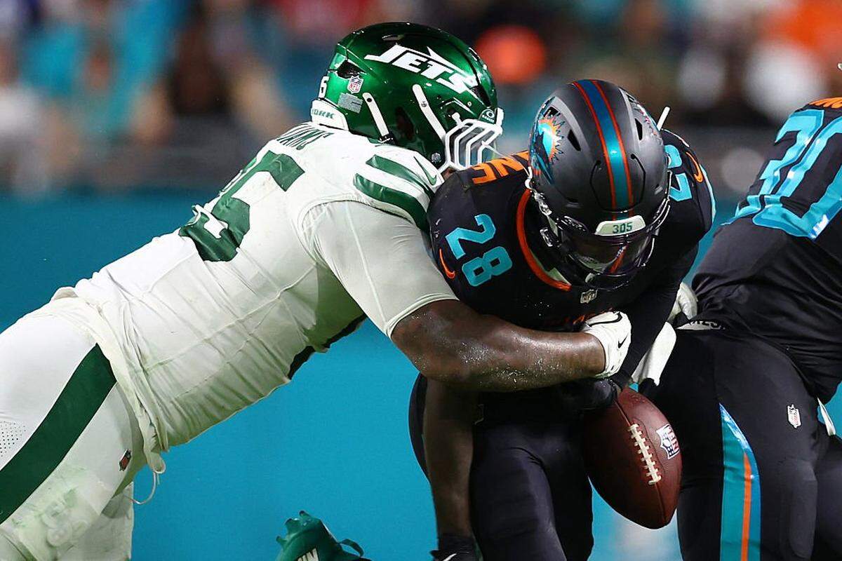 MIAMI GARDENS, FLORIDA - SEPTEMBER 29: Quinnen Williams #95 of the New York Jets forces a fumble by De'Von Achane #28 of the Miami Dolphins during the fourth quarter at Hard Rock Stadium on September 29, 2025 in Miami Gardens, Florida. (Photo by Megan Briggs/Getty Images)