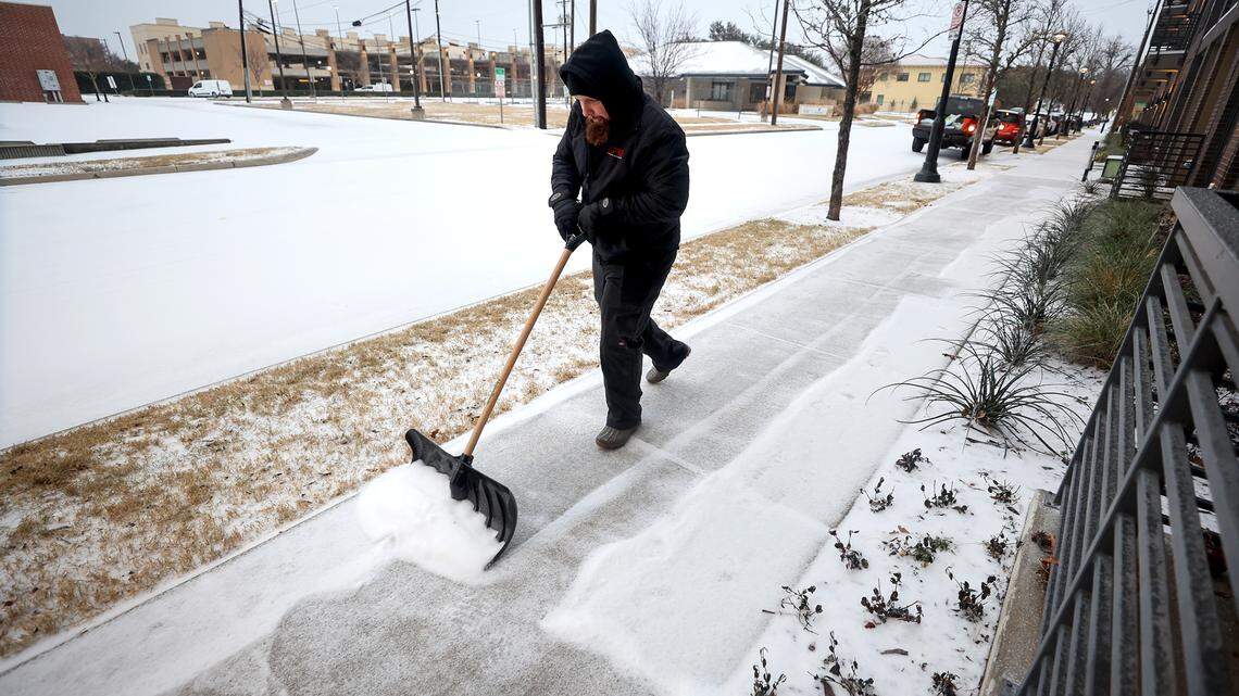 As winter weather hits North Texas, know the difference between hypothermia, frostbite