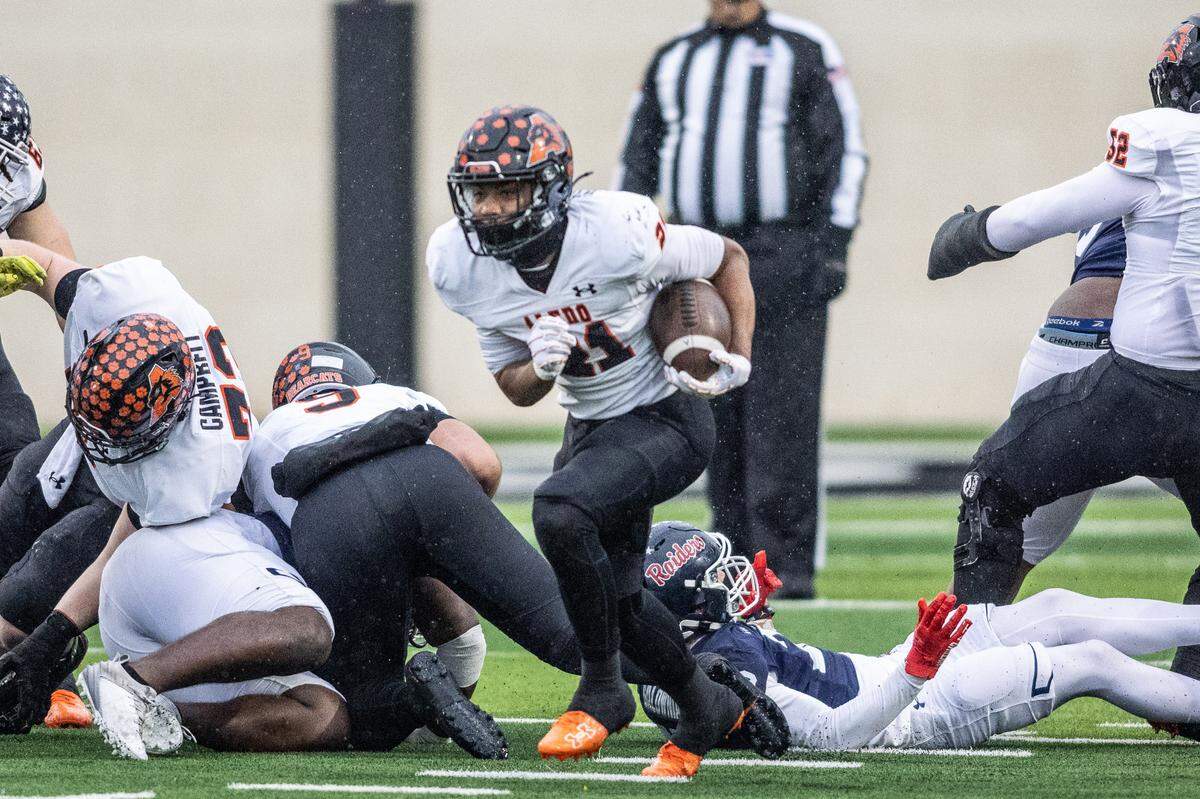 Aledo running back Kaden Winkfield (21) runs the ball against Denton Ryan in a Class 5A Division 1 state quarterfinal on Saturday, Dec. 7, 2024 at Crowley ISD Multi-Purpose Stadium in Fort Worth, Texas.