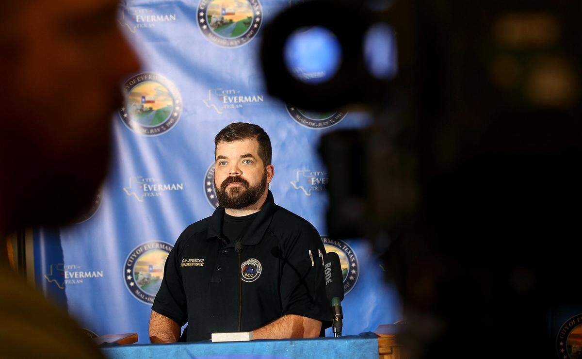 Everman Police Chief Craig Spencer gives an update on the search for missing 6-year-old Noel Rodriguez-Alvarez on Friday, March 31, 2023. Spencer said that Noel’s mother and stepfather are now facing a felony charge of abandonment and endangerment of a child.