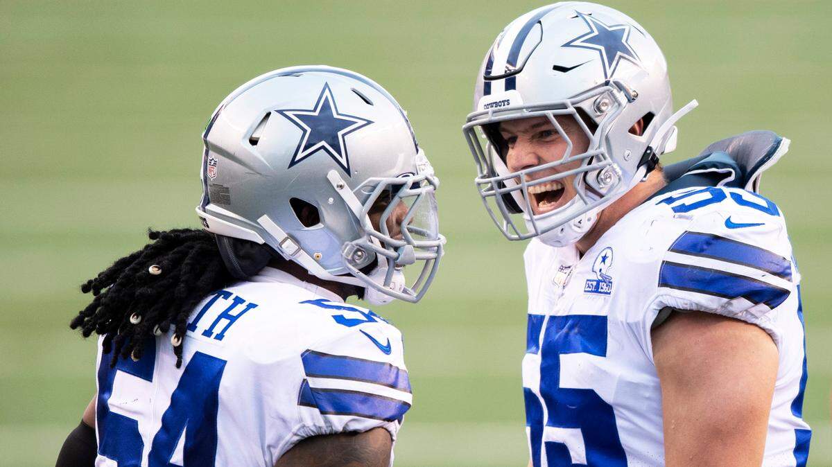 Dallas Cowboys linebacker Leighton Vander Esch, right, with Jaylon Smith, left Sunday’s game late in the third quarter with an ankle injury. Vander Esch is unlikely to return to the game.
