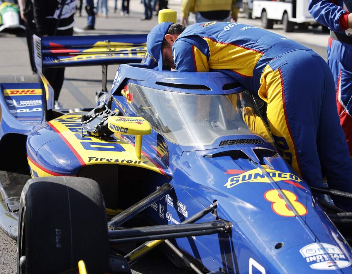Kyffin Simpson's (8) pit crew work on adjusting his cockpit during the inaugural Java House Grand Prix of Arlington in Arlington, Texas, Sunday, March, 15, 2026.