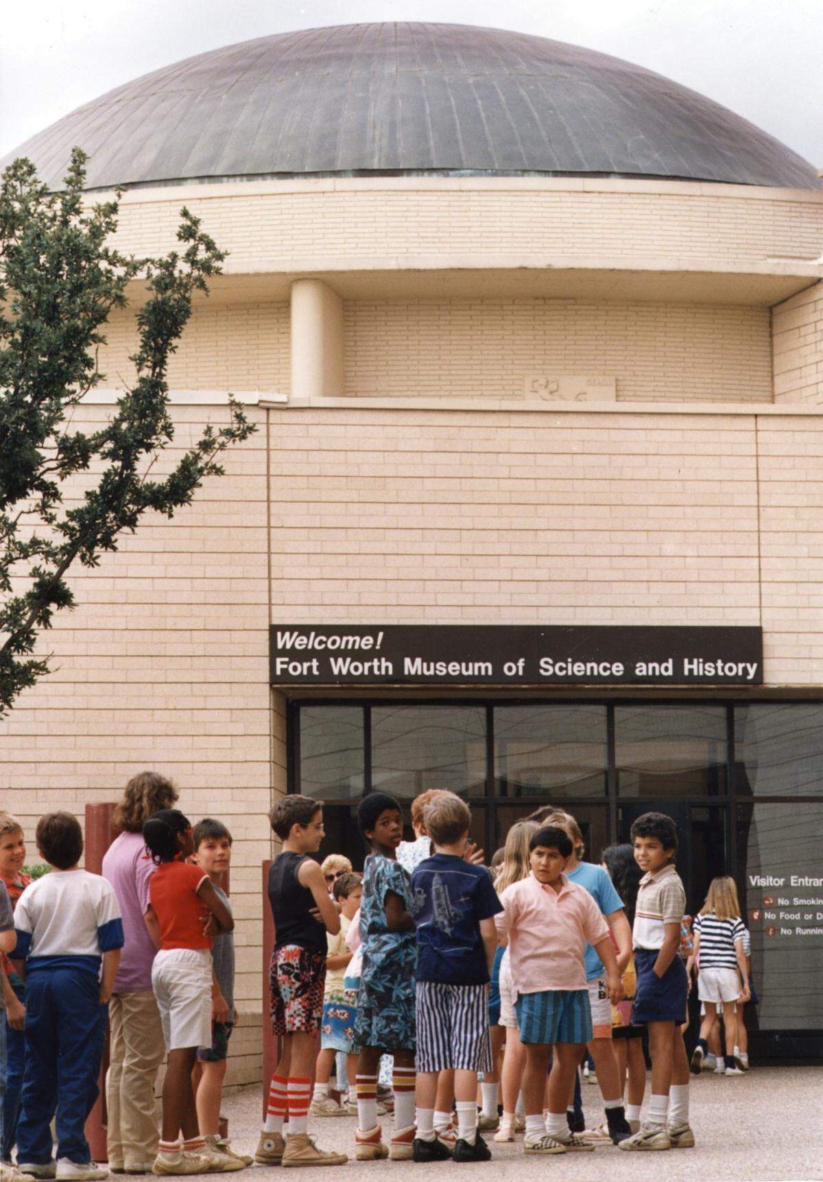 Students in May 1988 line up outside the Fort Worth Museum of Science and History to see the planetarium and Omni Theater.