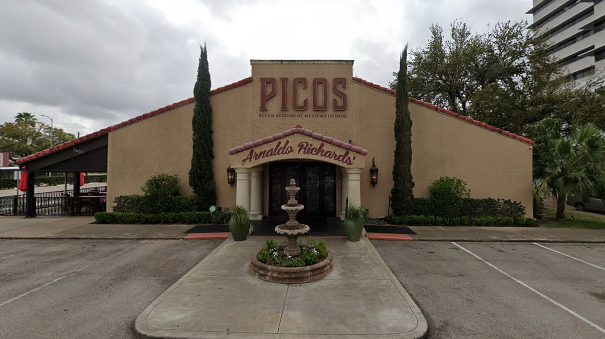 Picos, un restaurante mexicano de Houston, dice que ha recibido mensajes de personas que amenazan con denunciar a su personal ante el Immigration and Customs Enforcement después de que anunciara que mantenía el requisito de la mascarilla para los clientes en la reapertura de Texas.