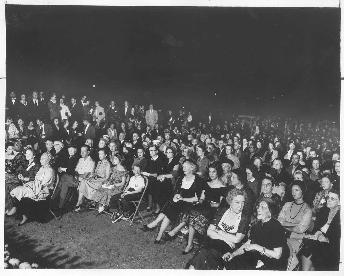 Crowd estimated at 1,300 people attend the opening of the Fort Worth Art Center, valued at $500,000, on Oct. 9, 1954.