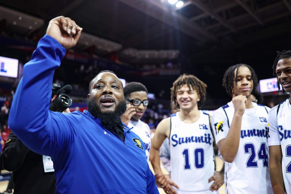 Mansfield Summit head coach Emund Prichett talks to his players after clinching a spot in the Class 5A Division II state championship Tuesday at Moody Coliseum in Dallas.