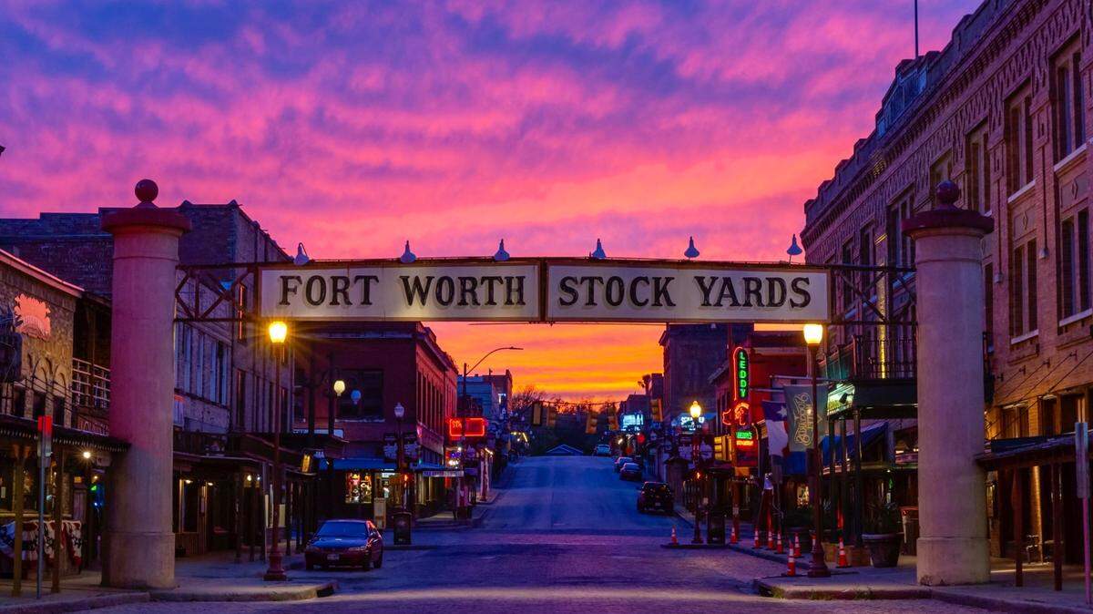El letrero de entrada a Fort Worth Stockyards marca el inicio de West Exchange Avenue.