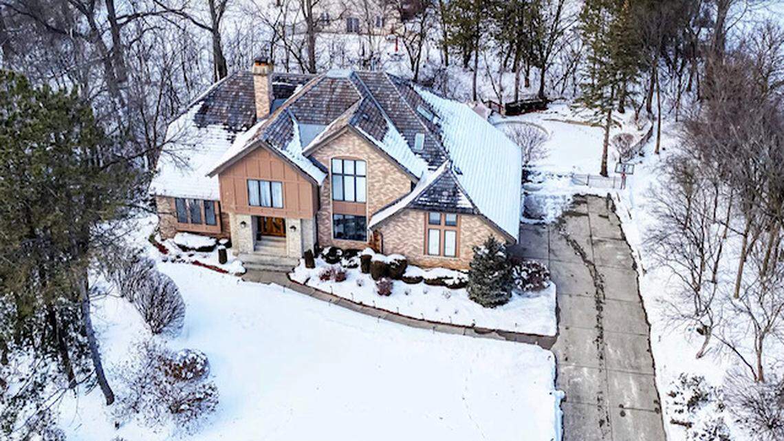 A home for sale for $1.5 million in Burr Ridge, Illinois, has Zillow Gone Wild baffled thanks to its over-the-top interior.