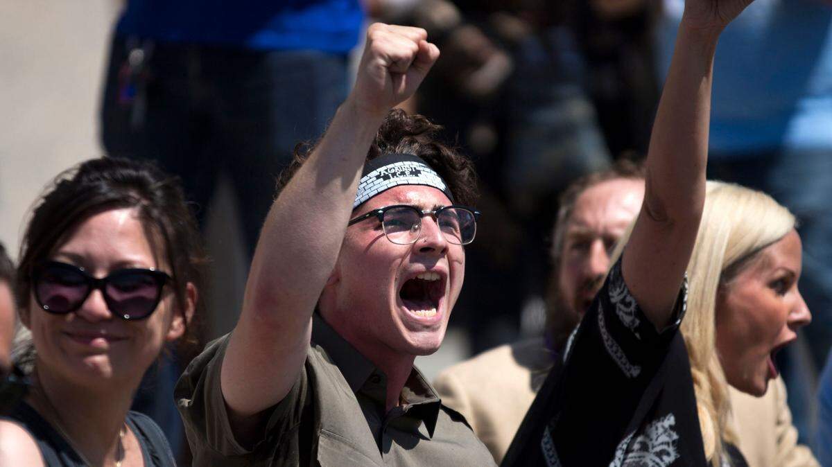 Manifestantes participan en una protesta frente a la sede del Servicio de Inmigración y Control de Aduanas en Los Ángeles en la que fueron arrestadas un total de 18 personas. Los manifestantes protestaron contra la política migratoria de la Administración del presidente Donald Trump.
