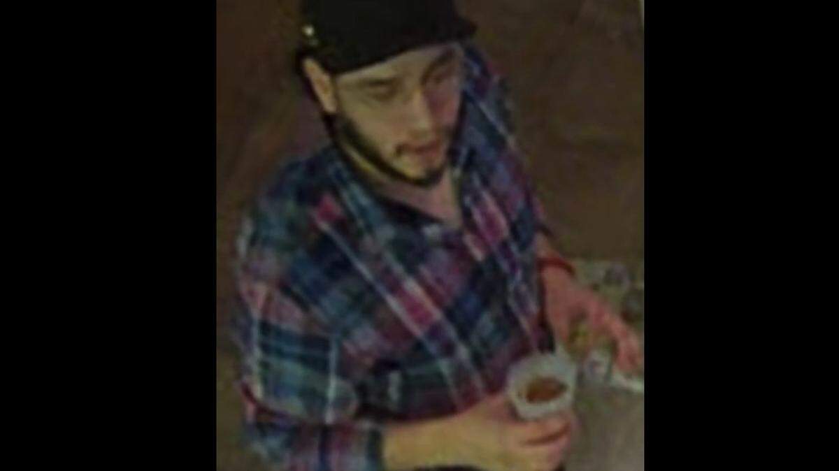 Police in Fort Worth are looking for a man they said stole luxury bags filled with valuable property from the Hotel Drover in the Stockyards on New Year’s Eve.