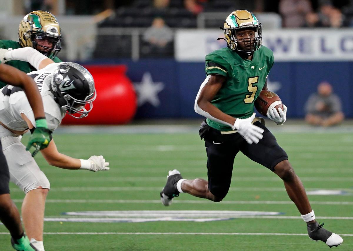 DeSoto running back Tre Wisner goes wide around the left side in the first half of a UIL Class 6A D2 state championship football game at AT&T Stadium in Arlington, Texas, Saturday, Dec. 16, 2022. DeSoto defeated Vandegrift 42-17. (Star-Telegram Bob Booth)