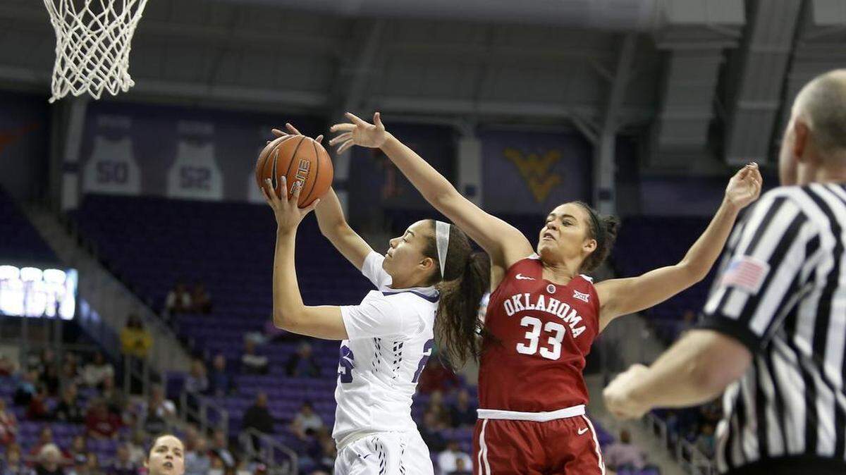 TCU guard Kianna Ray (25) drives for a shot past Oklahoma guard Chelsea Dungee (33) in the first half of an NCAA basketball game at Schollmaier Arena in Fort Worth, Texas on Saturday, Feb. 25, 2017.