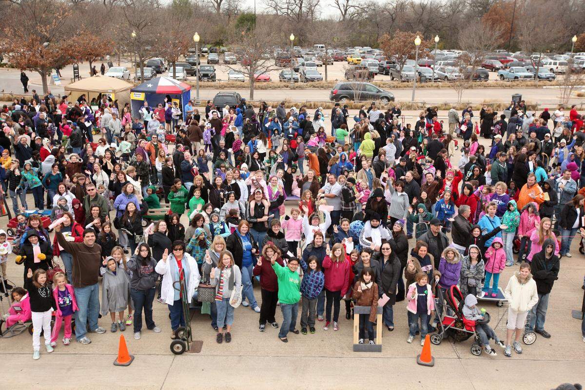 Jan. 7, 2012: Families wait to pick up cases of Girl Scout cookies at the Fort Worth Zoo. This year’s Cookies Now! event expected to draw over 3,000 Girl Scouts picking up around 36,000 cases of cookies to kick-off the 2012 cookie sale.
