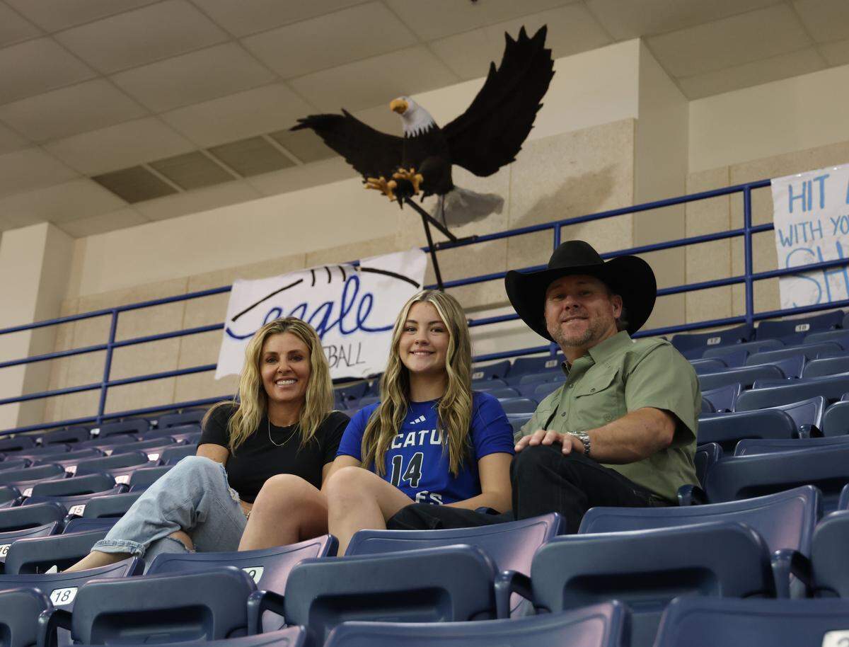 Decatur High School point guard Style Brazile photographed with her parents Shada and Trevor at Decatur High School in Decatur, Tx. Tuesday, March 31, 2026