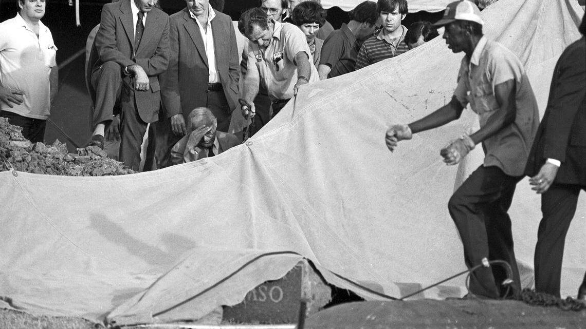 Oct. 4, 1981: The casket containing Lee Harvey Oswald’s remains for 18 years was exhumed and moved into the privacy of a tent at Rose Hill Memorial Park in Fort Worth before it was taken to Dallas for an autopsy.