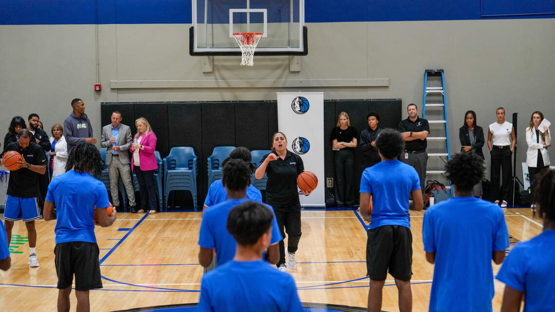 Dallas Mavericks clean up basketball court for incarcerated Fort Worth youth