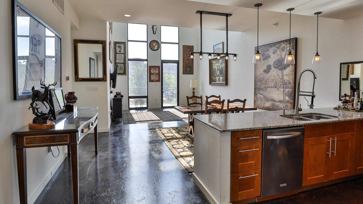 The condominium at ArtHouse at So7, unit #3210 has easy access to the Trinity Trails, parks and downtown Fort Worth.