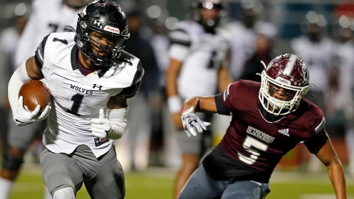 Timberview running back Jarvis Reed (1) avoids Ennis linebacker Edgar Gabriola (5) in the backfield in a Class 5A Division 2 area round football playoff game at Lumpkins Stadium in Waxahachie, Texas, Friday Nov. 19, 2021. Timberview led 21-14 at the half. (Special to the Star-Telegram Bob Booth)