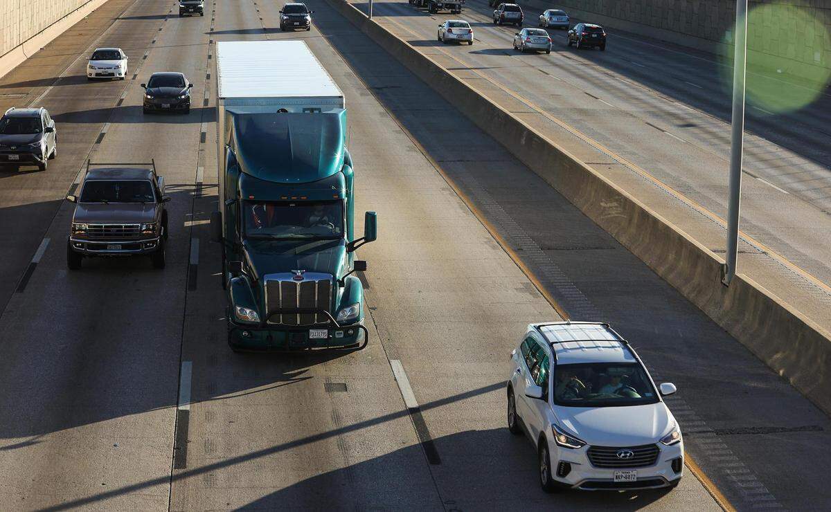 Traffic flows along Interstate 35W in 2021, a year after traffic fatalities began to increase in Tarrant County.