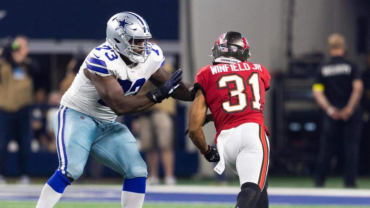 Dallas Cowboys Tyler Smith blocks Buccaneers Antoine Winfield Jr. during the second half of the game against Tampa Bay Buccaneers Sunday, Sept. 11, 2022, at AT&T Stadium in Arlington.