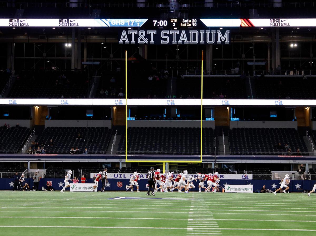 Gunter runs the ball during the second half of the UIL Conference 3A Division 2 state championship football game at AT&T Stadium in Arlington, Texas, Thursday, Dec. 14, 2023.