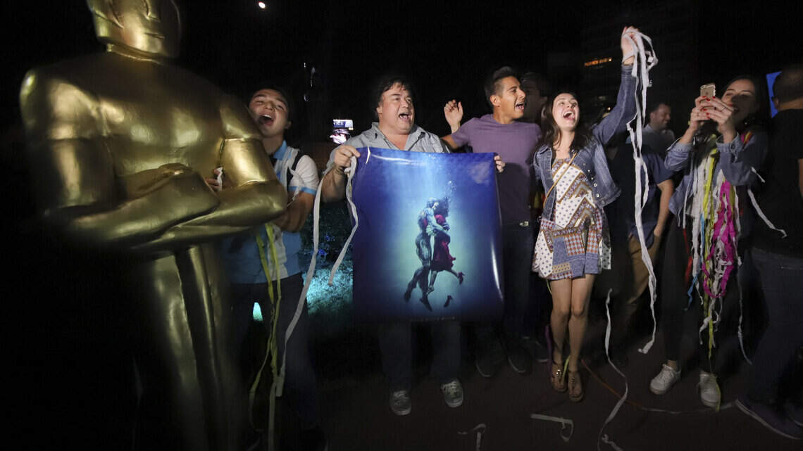 Los mexicanos, orgullosos por el triunfo de Guillermo del Toro